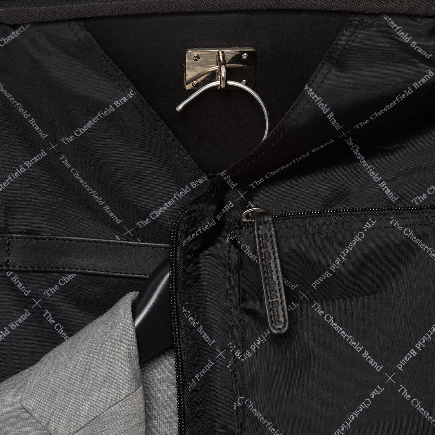 The Chesterfield Brand Resegarderob Josh svart